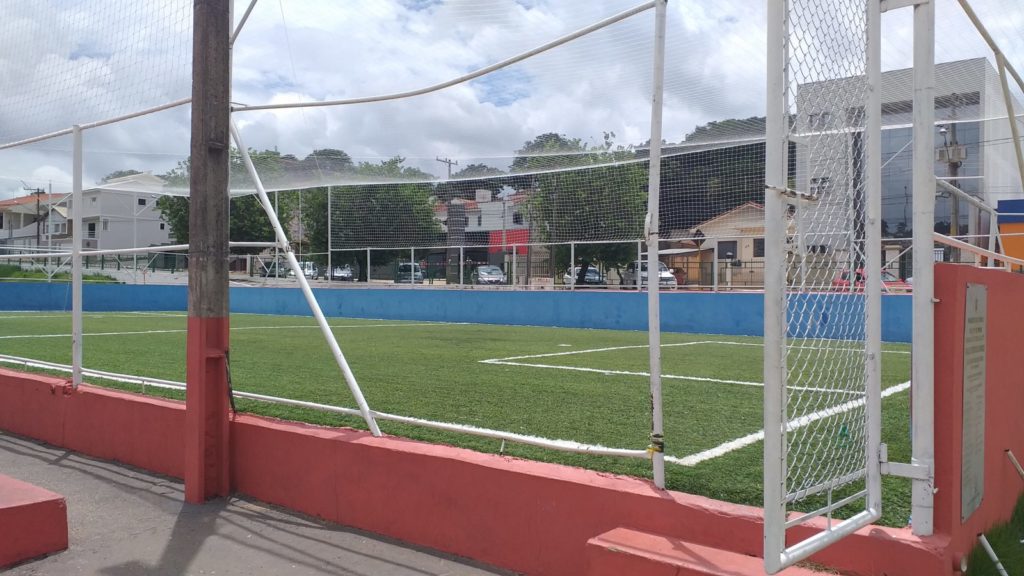 praça de eventos Praça de Eventos tem quadras sem telas de proteção a população