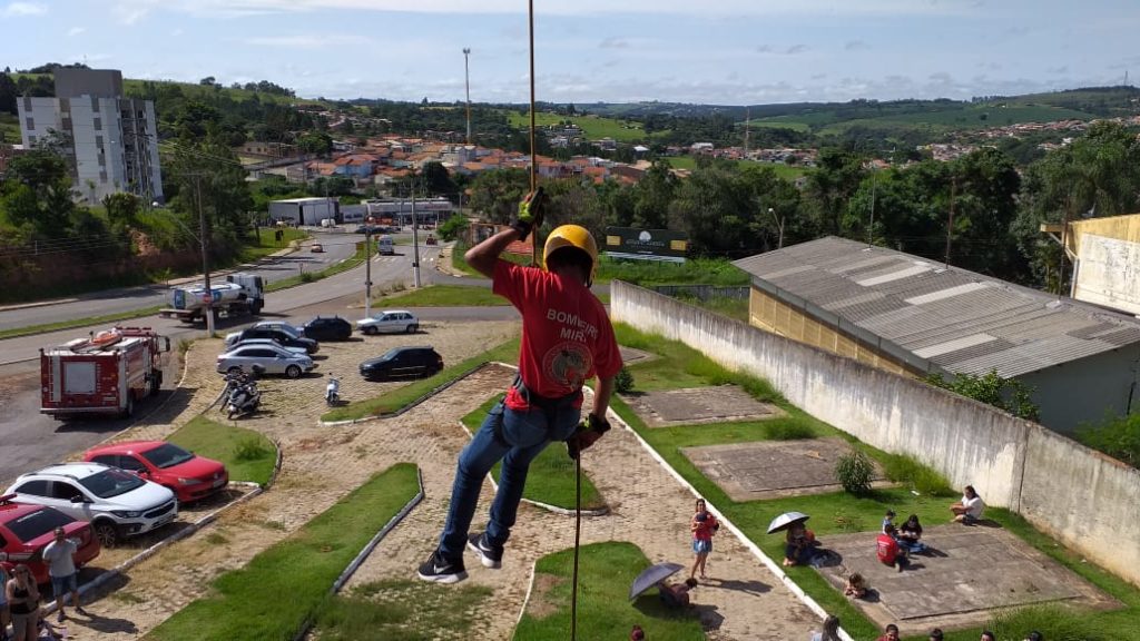 bombeiro mirim (7) Bombeiros Mirins realizam rapel no Mirante do Debret