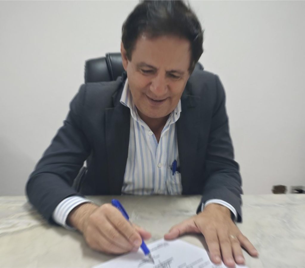 Prefeito assinando o decreto Prefeito Mário Tassinari decreta concessão de diária a todos servidores municipais