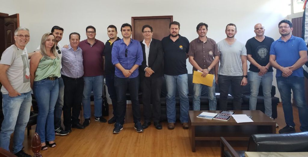 Reunião ACIAI e comerciantes Prefeito Mário Tassinari se reúne com comerciantes para proporcionar Carnaval aos itapevenses