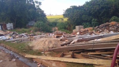 Moradora pede finalização de obra na Vila São Francisco Moradora pede finalização de obra na Vila São Francisco
