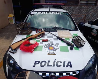Polícia Ambiental liberta 24 pássaros mantidos em cativeiro Polícia Ambiental liberta 24 pássaros mantidos em cativeiro