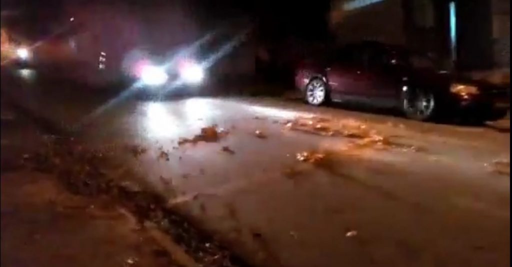 E23DC2B7-669C-4D99-A4F7-6D153CD35B53 Morador usa entulho para diminuir velocidade de veículos na Vila Nova