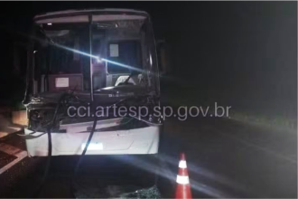 Batida entre ônibus e caminhão deixa mais de 30 feridos no interior de SP
