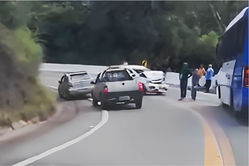 Caminhonete bate de frente com ônibus da Secretaria de Saúde de Ribeirão Branco na SP-252