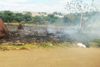Fogo em matagal é registrado ao lado de Posto de Saúde